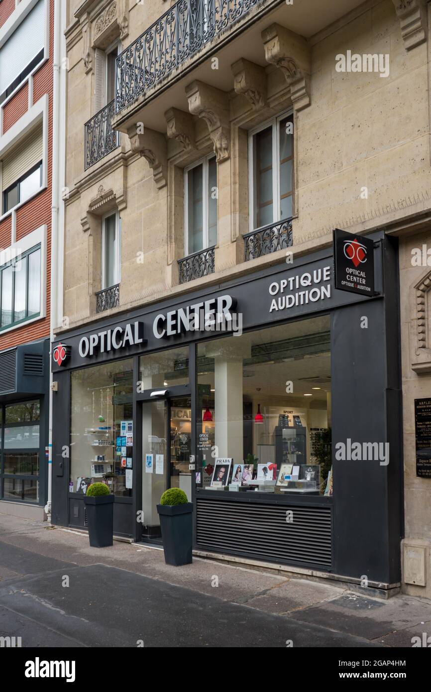 PAR, FRANCE - 08 juillet 2021 : la façade du magasin Optical Centre, marque célèbre pour les lunettes de lecture, les lentilles de contact et les produits pour les yeux à Paris, France Banque D'Images