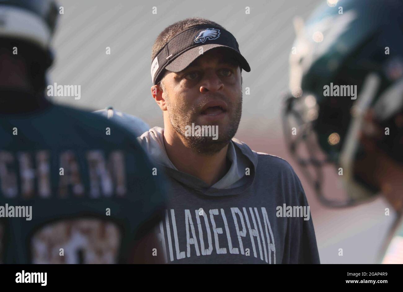 Philadelphie, PA, États-Unis. 31 juillet 2021. Philadelphia Eagles grand entraîneur de réception AARON MOOREHEAD fournissant l'instruction à ses joueurs dans le camp d'entraînement le samedi 31 juillet 2021, au complexe NovaCare à Philadelphie, PA. (Image de crédit : © Saquan Stimpson/ZUMA Press Wire) Banque D'Images