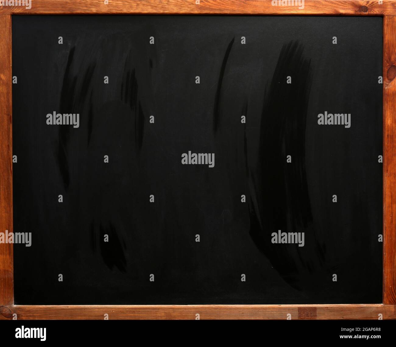 Nettoyer tableau noir sur mur blanc, close-up Photo Stock - Alamy