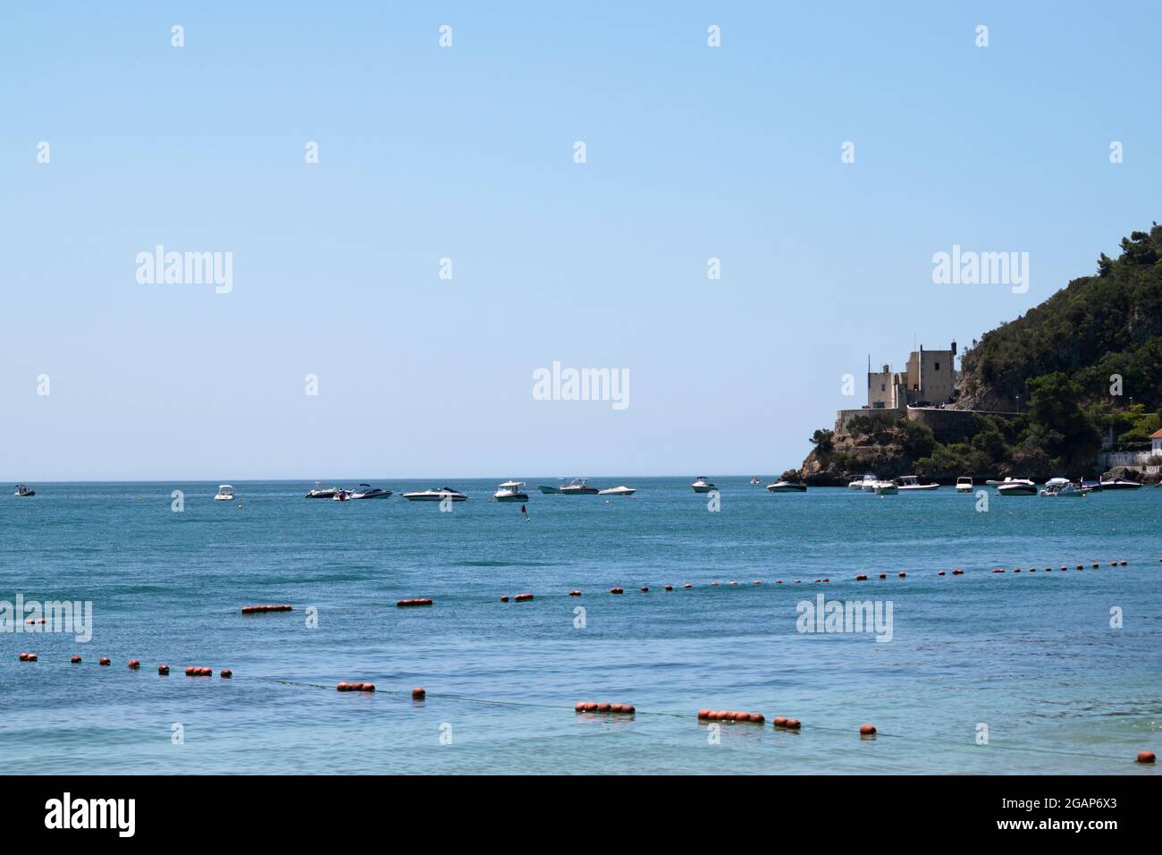 La plage et le petit port de Portinho da Arrábida sont situés dans la Serra da Arrábida. Parc national d'Arrábida au Portugal. Banque D'Images