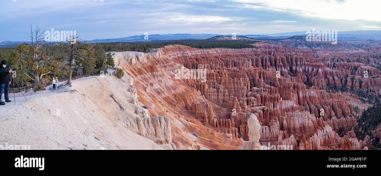 Magnifique lever de soleil sur le point d'inspiration du parc national de Bryce Canyon dans l'Utah Banque D'Images