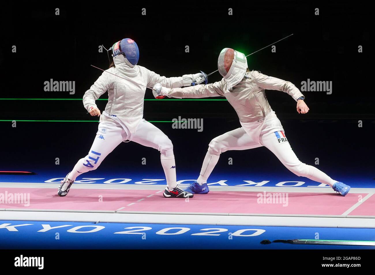 Tokyo, Japon, 31 juillet 2021. Cecilia Berder, de Team France, remporte un point contre Rossella Gregorio, de Team Italie, lors de l'équipe féminine d'escrime de sabre entre Team France et Team Italie le jour 8 des Jeux Olympiques de Tokyo 2020. Credit: Pete Dovgan/Speed Media/Alay Live News Banque D'Images