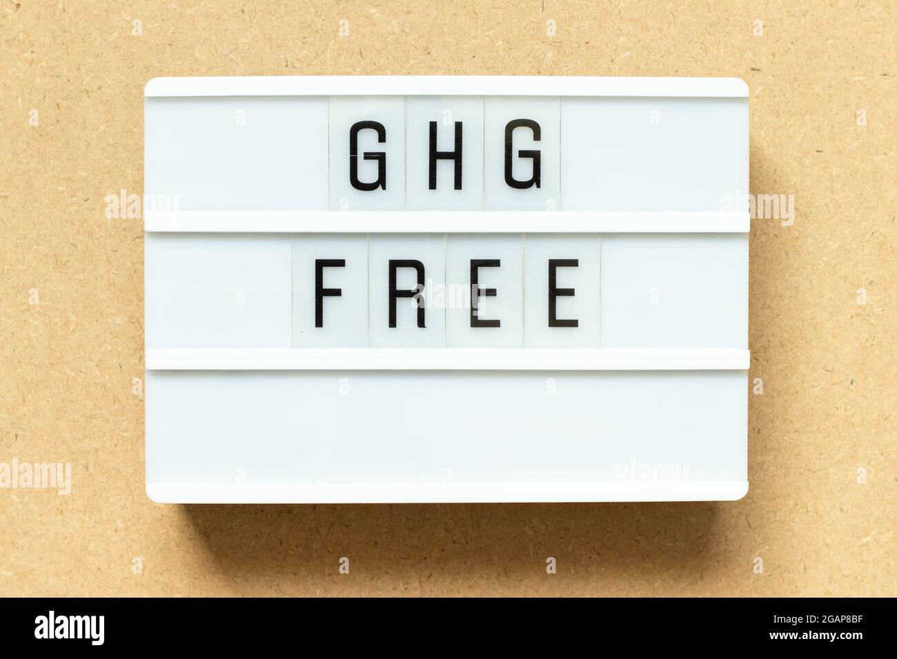 Visionneuse avec mot GHG (abréviation de gaz à effet de serre) libre sur fond de bois Banque D'Images