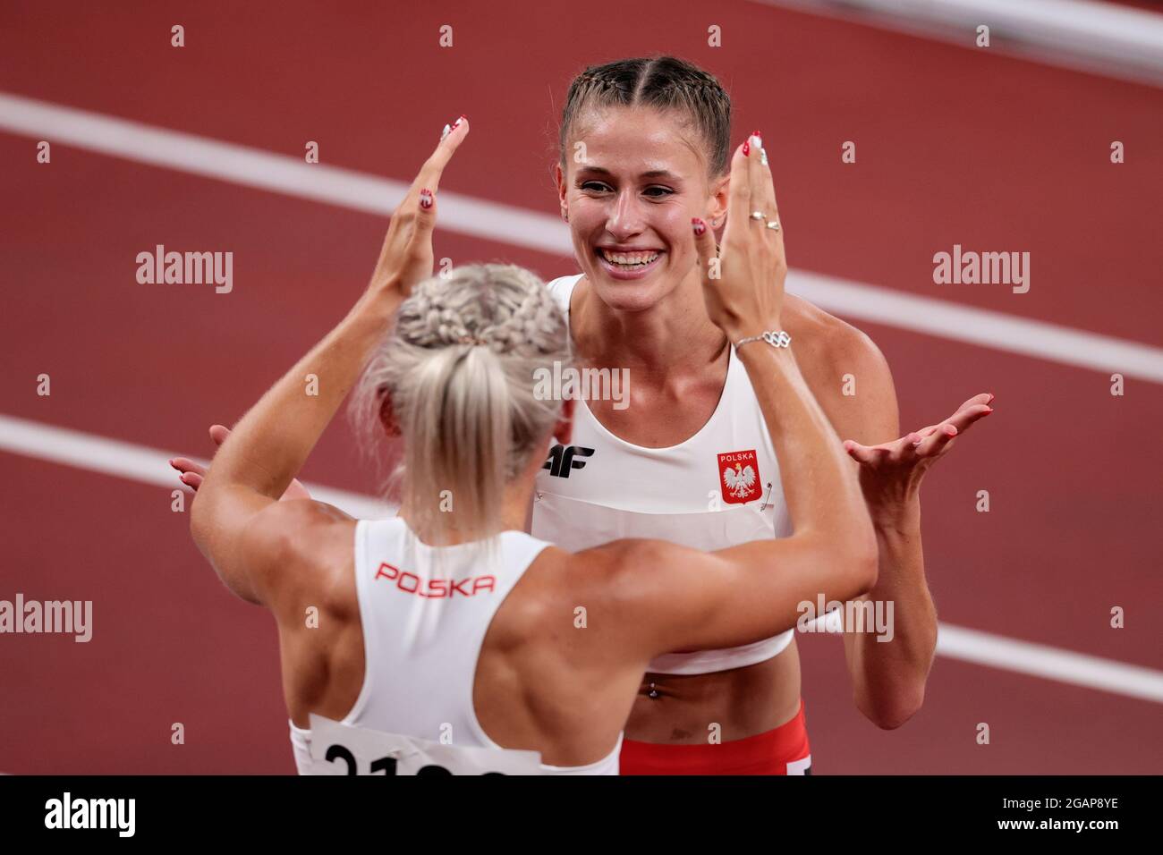 Tokyo, Japon, 31 juillet 2021. Natalia Kaczmarek et Justyna Swiety-Ersetic de Team Pologne célèbrent après avoir remporté la finale de relais mixte de 4 x 400 m le jour 8 des Jeux Olympiques de Tokyo en 2020. Credit: Pete Dovgan/Speed Media/Alay Live News. Credit: Pete Dovgan/Speed Media/Alay Live News Banque D'Images