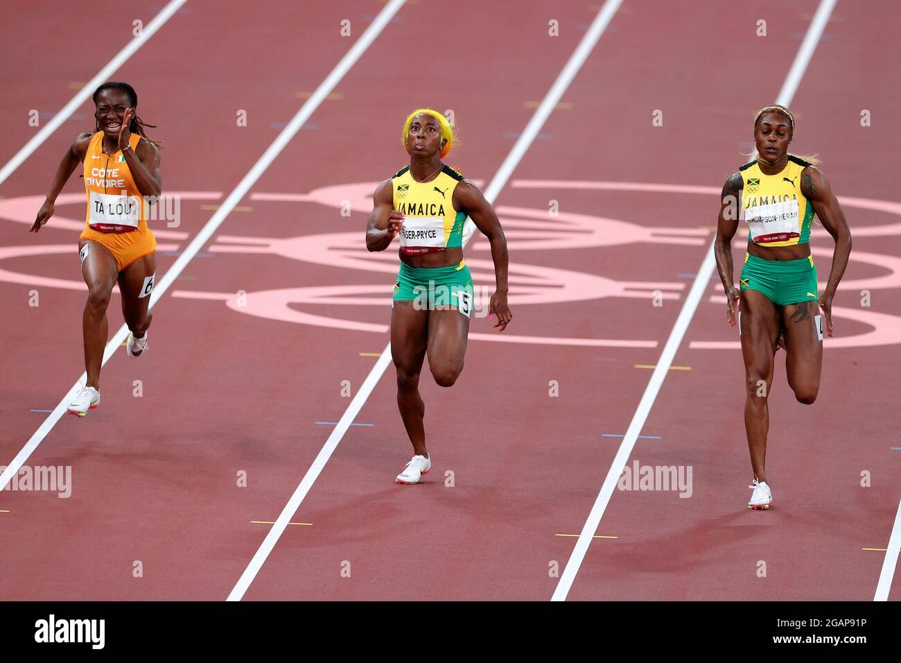 Tokyo, Japon, 31 juillet 2021. Elaine Thompson-Herah, de l'équipe Jamaïque, et Shelly-Ann Fraser-Pryce, de l'équipe Jamaïque, côte à côte, lors de la finale du 100m féminin du 8 e jour des Jeux Olympiques de Tokyo en 2020. Credit: Pete Dovgan/Speed Media/Alay Live News. Credit: Pete Dovgan/Speed Media/Alay Live News Banque D'Images