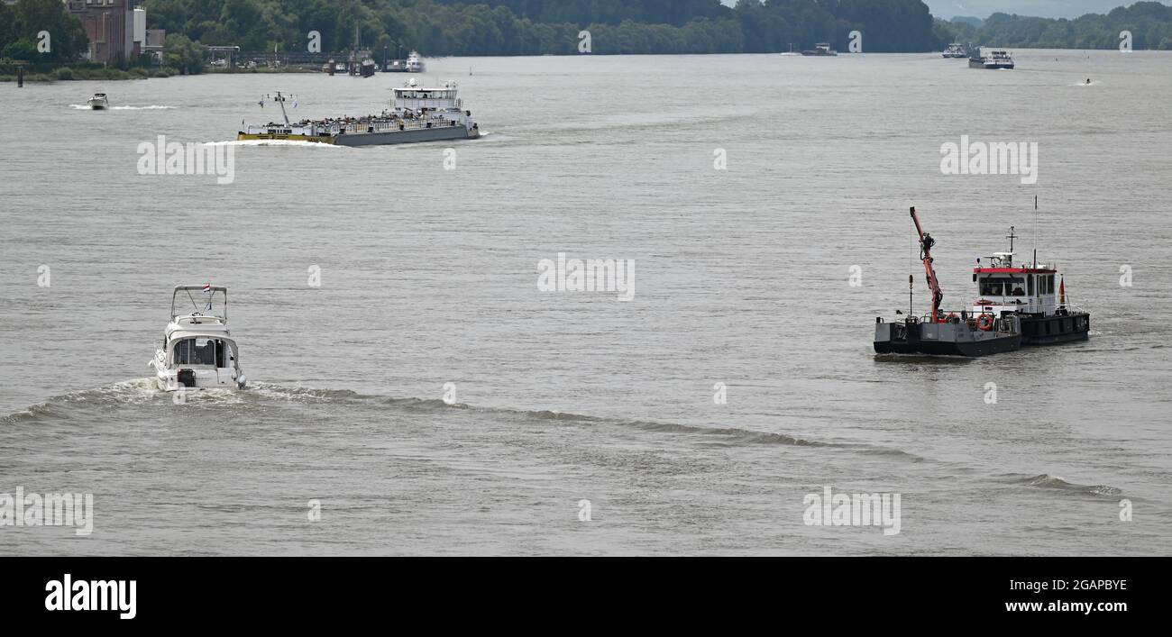 Wiesbaden Schierstein, Allemagne. 27 juillet 2021. Un navire de sauvetage (r), des bateaux de plaisance et des cargos se trouvent sur le Rhin. Depuis Corona a rendu les voyages plus difficiles, il est devenu plus bondé sur les rivières en été. En particulier, le canotage sportif, le scooter des mers et le stand-up Paddling (SUP) sont devenus de plus en plus populaires depuis des années. Et non seulement sur le Rhin et le main, mais aussi sur les autres fleuves. (À dpa 'Trubel und trouble auf Rhein und main - Jetski-Fahrer in der Kritik') Credit: Arne Dedert/dpa/Alay Live News Banque D'Images