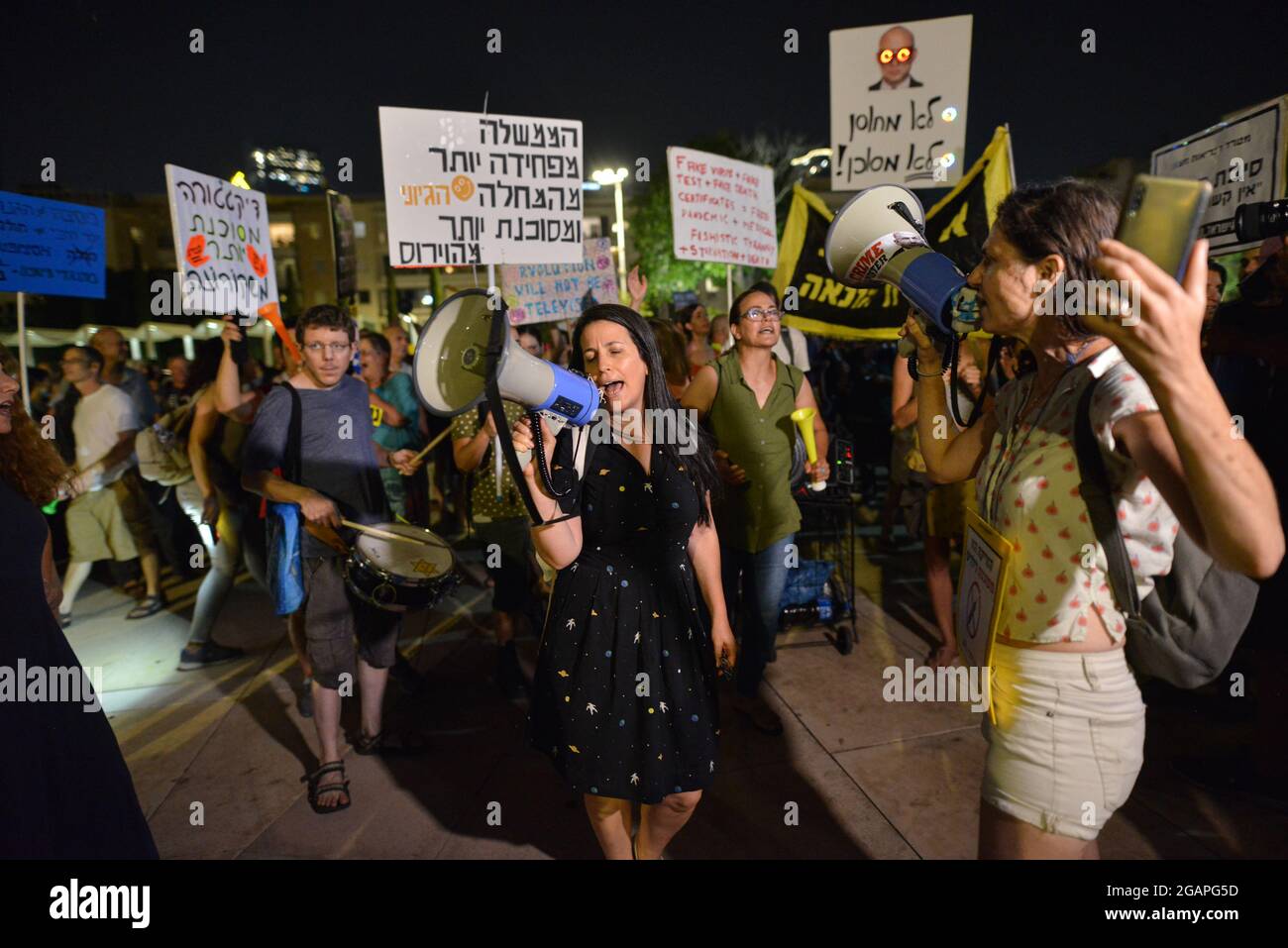 Tel Aviv, Israël. 31 juillet 2021. Démonstration contre les restrictions du virus Corona, la coercition du vaccin et le nouveau « Green badge/Pass ». La semaine dernière, le ministère israélien de la Santé avait déclaré que le pays serait le premier au monde à donner une troisième dose de vaccination des vaccins Pfizer et Moderna - pas encore approuvé par la FDA. En juin, le gouvernement a élargi les efforts de vaccination, encourageant les jeunes de 12 ans à se faire vacciner. Tel Aviv, Israël. 31 juillet 2021.( Credit: Matan Golan/Alay Live News Banque D'Images
