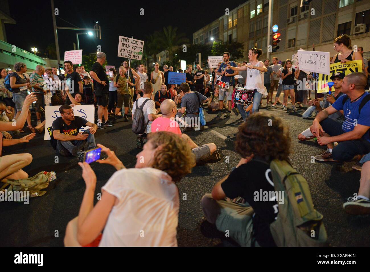 Tel Aviv, Israël. 31 juillet 2021. Démonstration contre les restrictions du virus Corona, la coercition du vaccin et le nouveau « Green badge/Pass ». La semaine dernière, le ministère israélien de la Santé avait déclaré que le pays serait le premier au monde à donner une troisième dose de vaccination des vaccins Pfizer et Moderna - pas encore approuvé par la FDA. En juin, le gouvernement a élargi les efforts de vaccination, encourageant les jeunes de 12 ans à se faire vacciner. Tel Aviv, Israël. 31 juillet 2021.( Credit: Matan Golan/Alay Live News Banque D'Images
