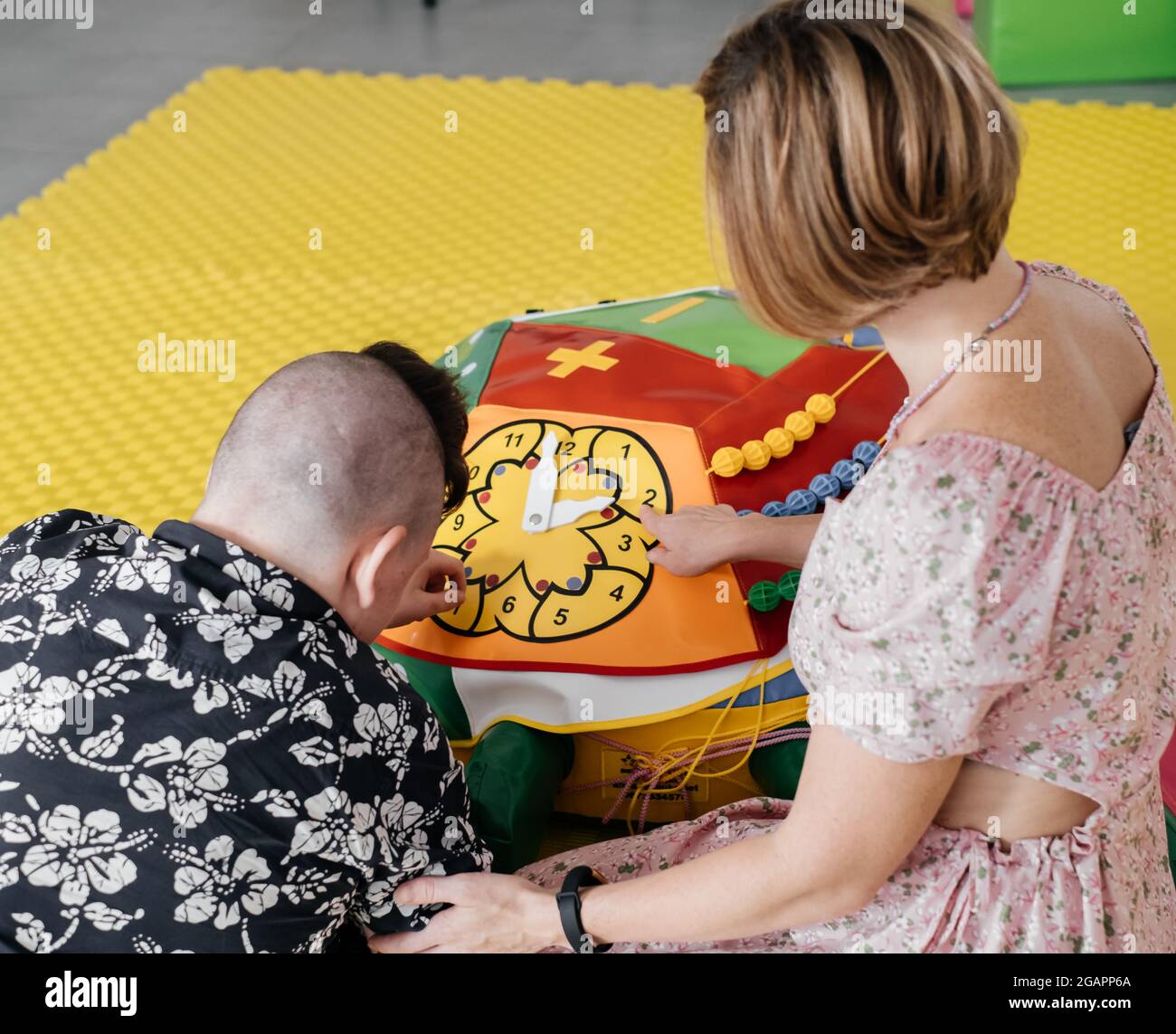 Les enfants ayant un handicap se font une activité sensorielle avec des jouets, des balles, des petits objets, un garçon souffrant de paralysie cérébrale jouant à un jeu apaisant, s'entraîner à de fines aptitudes motrices Banque D'Images