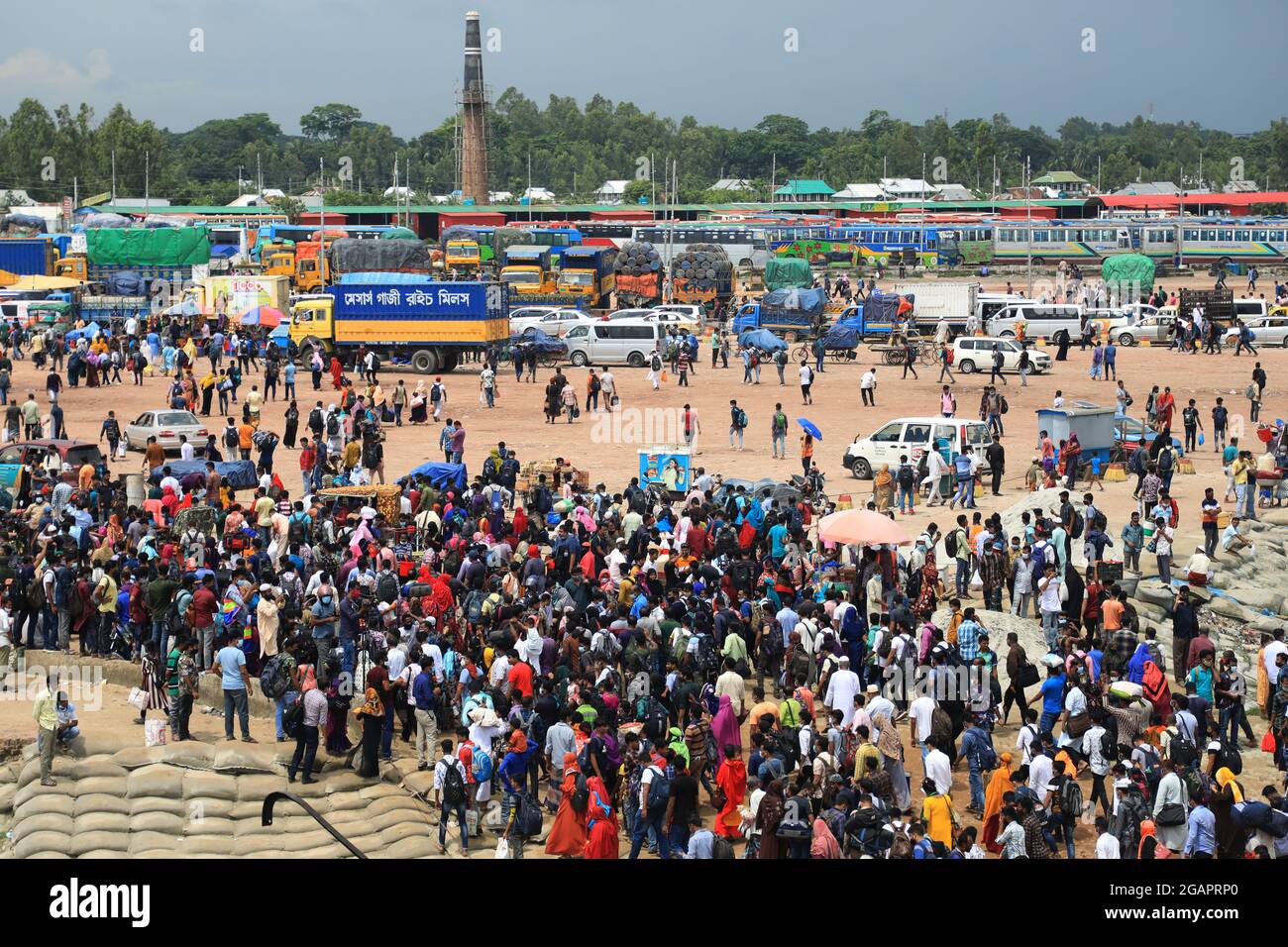 Dhaka, Bangladesh. 31 juillet 2021. Des milliers de personnes retournent à Dhaka en utilisant le Banglabazar à Madaripur et la voie navigable Shimulia à Munshiganj au Bangladesh. Suite à la décision d'ouvrir des usines de vêtements et des industries orientées vers l'exportation. Le Bangladesh enregistre 218 décès supplémentaires; 9,369 nouveaux cas (photo de MD Manik/SOPA Images/Sipa USA) crédit: SIPA USA/Alay Live News Banque D'Images