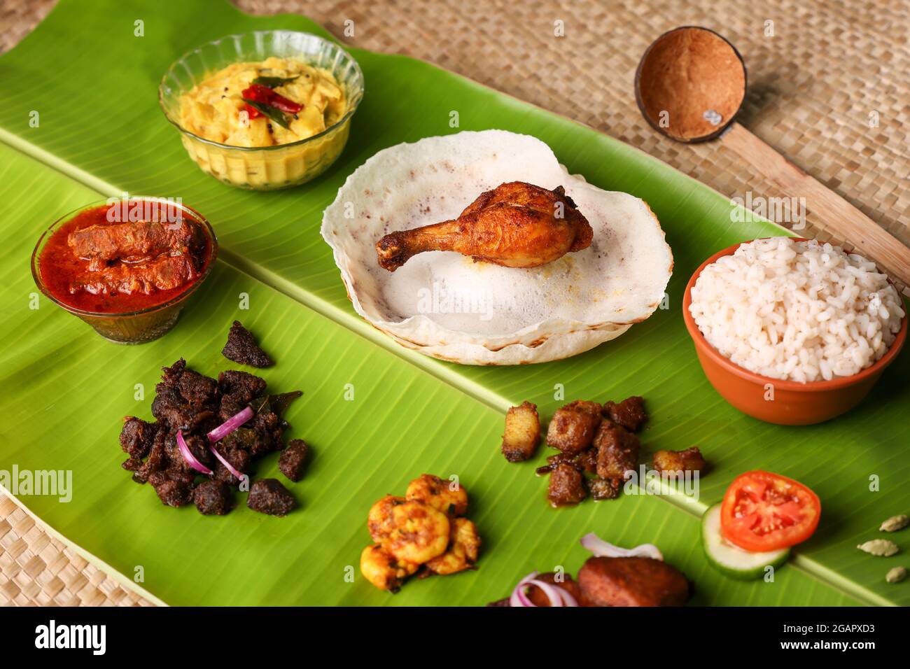 Appam avec le ragoût de mouton non-végétarien sadhya nourriture indienne pour Onam sadya Noël célébration de Pâques Kerala Inde Sri Lanka bennes poisson frite de boeuf Banque D'Images