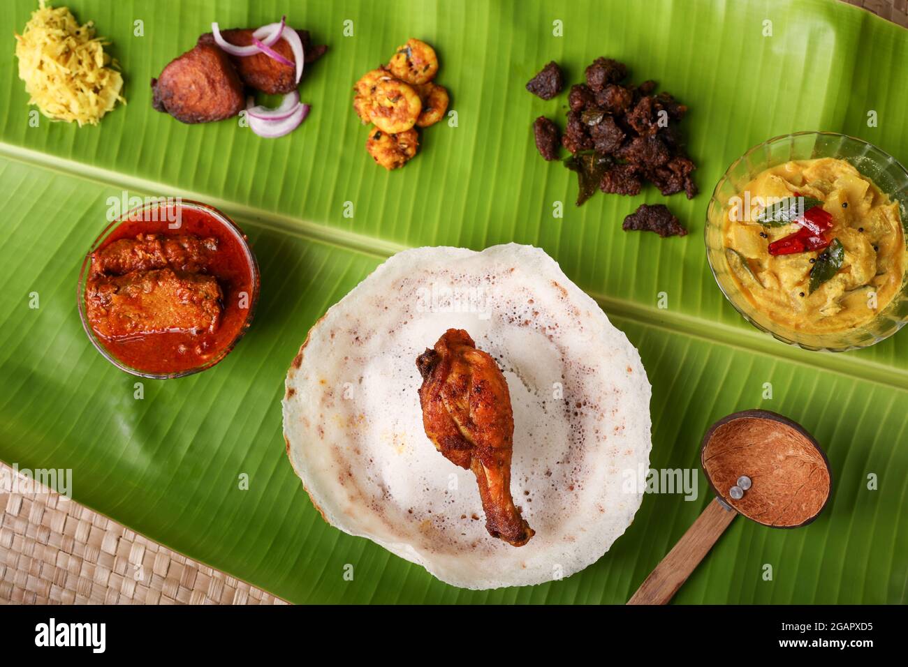 Appam avec le ragoût de mouton non-végétarien sadhya nourriture indienne pour Onam sadya Noël célébration de Pâques Kerala Inde Sri Lanka bennes poisson frite de boeuf Banque D'Images