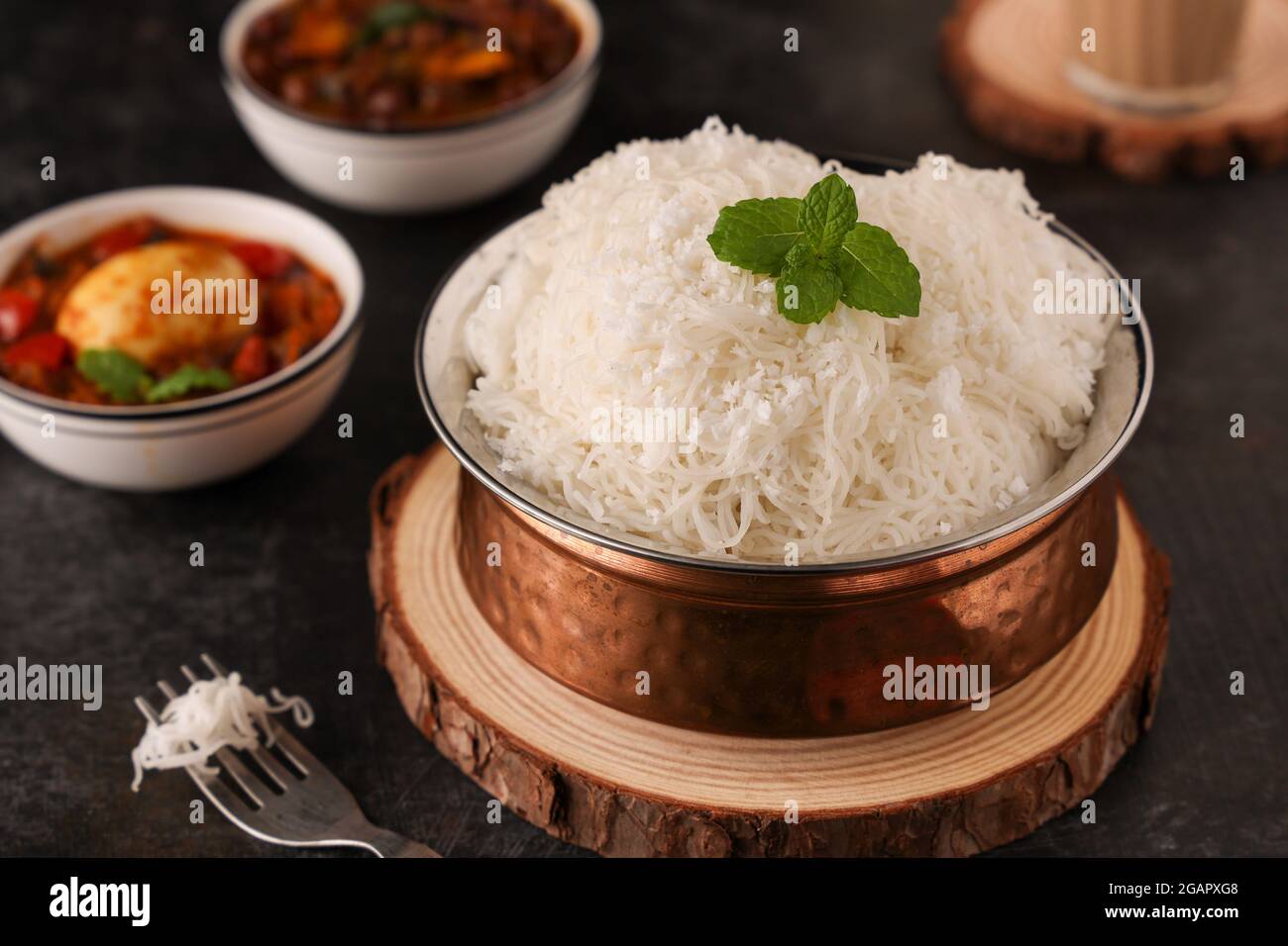 Noolappam/Idiyappam/nouilles de riz, un plat traditionnel populaire de Kerala cuit à la vapeur avec curry chaud et épicé de rôti d'oeuf sur une péniche, Alleppey Banque D'Images