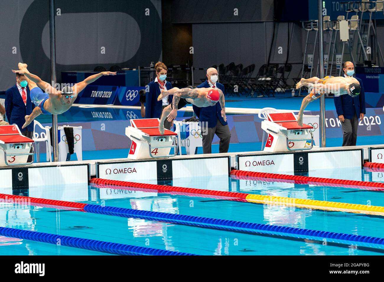 TOKYO, JAPON - JUILLET 26: Nicolo Martinenghi d'Italie, Adam Peaty de Grande-Bretagne et Arno Kamminga des pays-Bas en compétition dans les hommes 100m Breaststr Banque D'Images