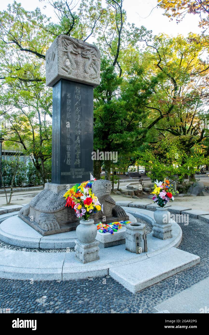 HIROSHIMA, Japon, 31.10.19. Monument (Cenotaph) à la mémoire des victimes coréennes de la BOMBE A dans le Parc commémoratif de la paix d'Hiroshima, décoré de fleurs Banque D'Images