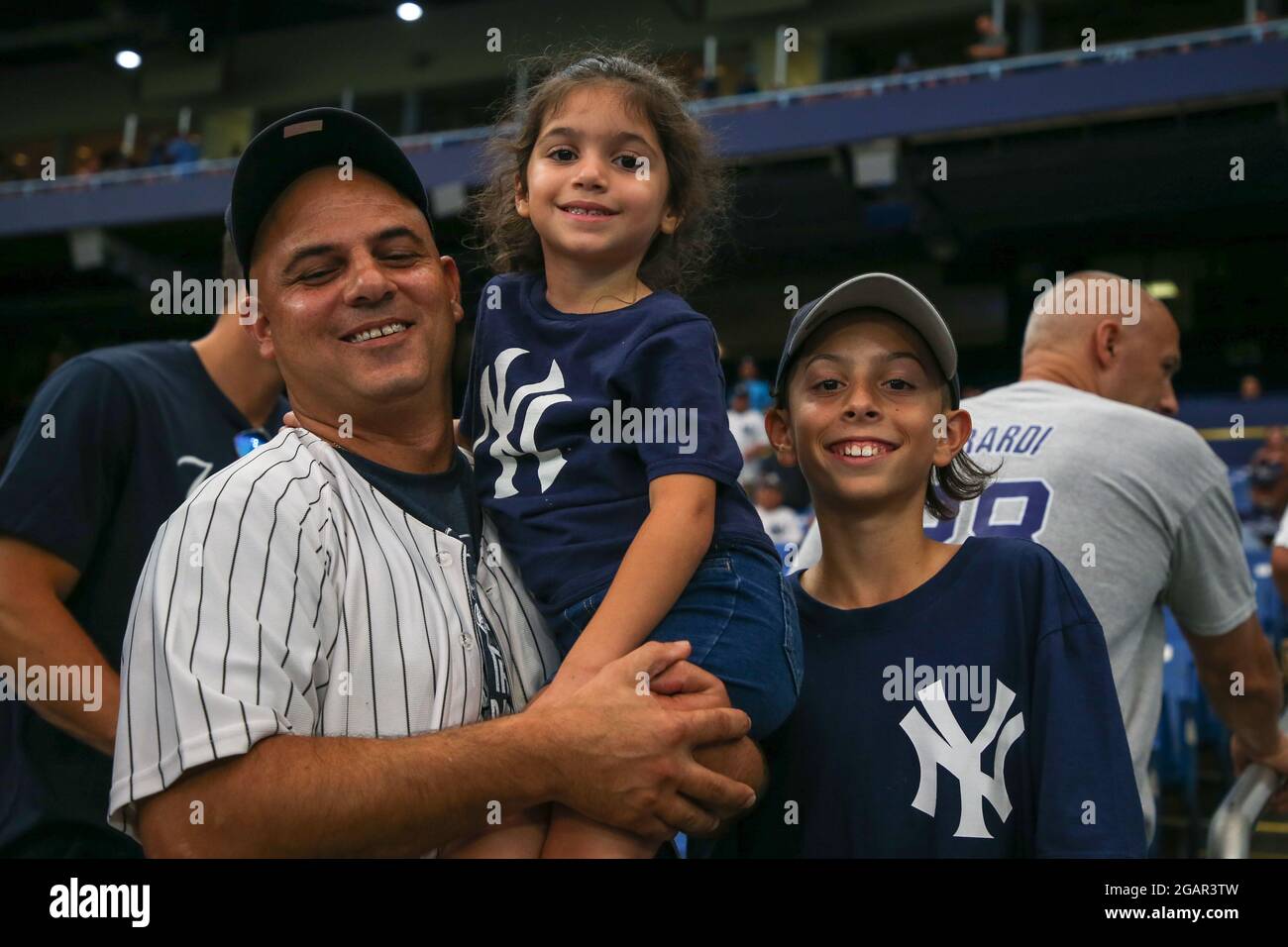 Saint-Pétersbourg, Floride. USA, UN vrai fan et père des Yankees avec ses enfants, ont passé un excellent moment à regarder leur New York Yankees jouer le T Banque D'Images