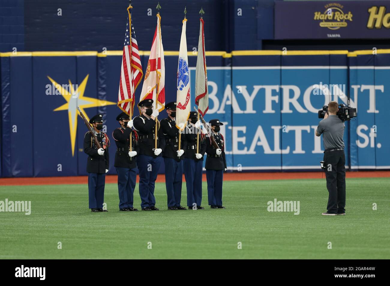 Saint-Pétersbourg, Floride. USA; UNE école secondaire locale ROTC présente les drapeaux pendant l'hymne national avant un match de baseball de ligue majeure, jeudi, juillet Banque D'Images