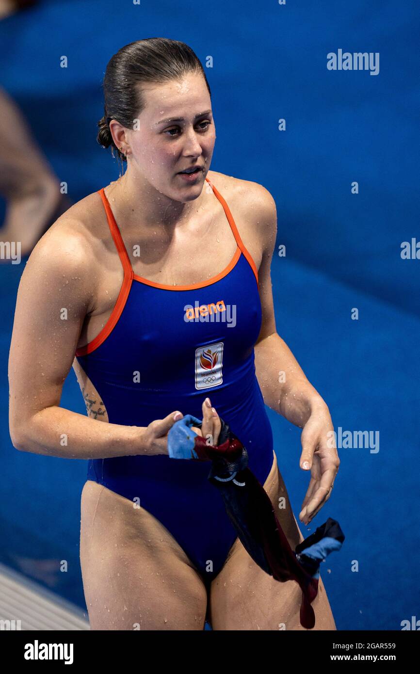 TOKYO, JAPON - JUILLET 30: Inge Jansen des pays-Bas en compétition pendant la PLONGÉE FÉMININE - 3 MÈTRES DE QUALIFICATION DE TREMPLIN au Tokyo 2020 Banque D'Images