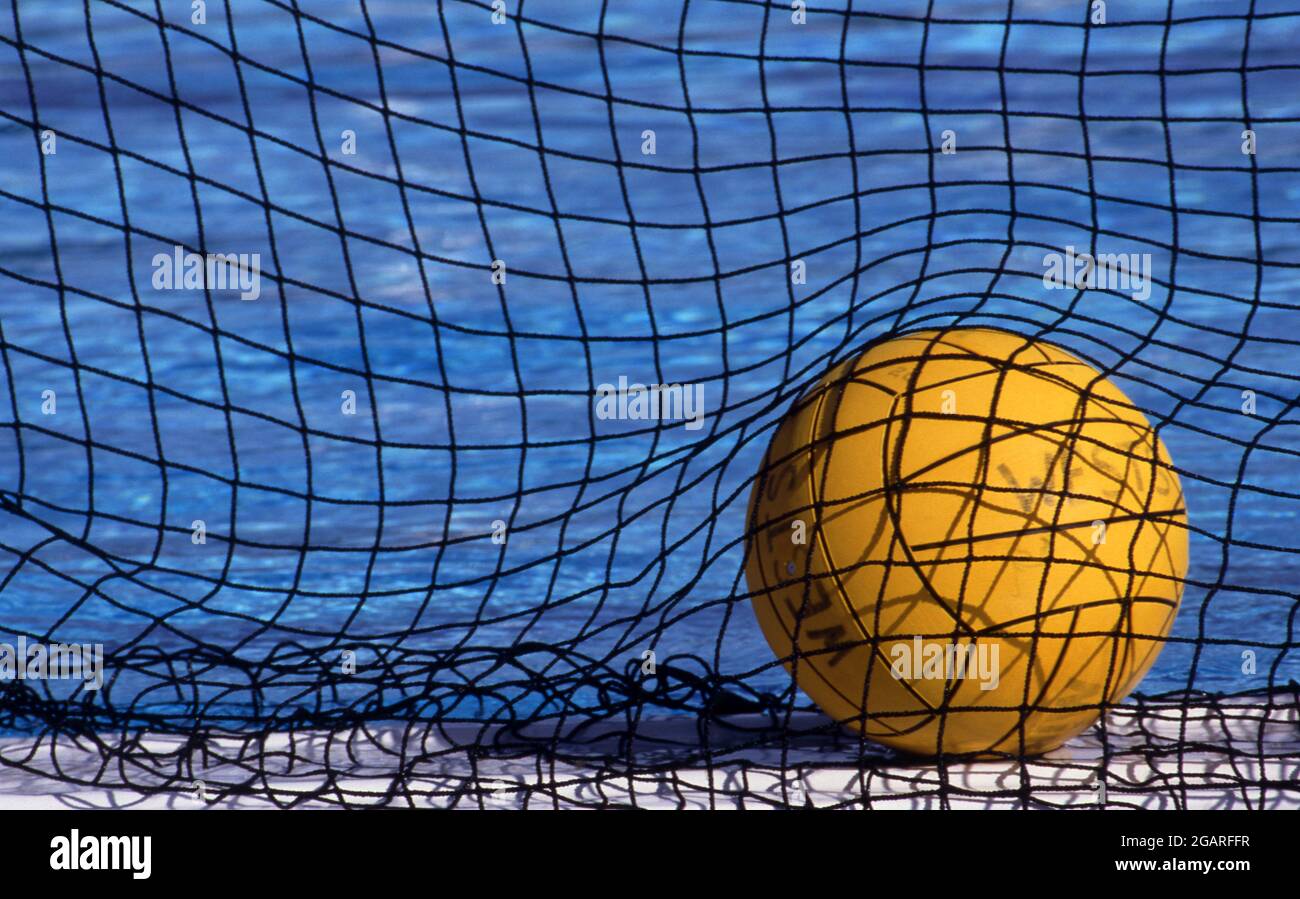 BALLON DE POLO D'EAU ET FILET DE BUT. Banque D'Images
