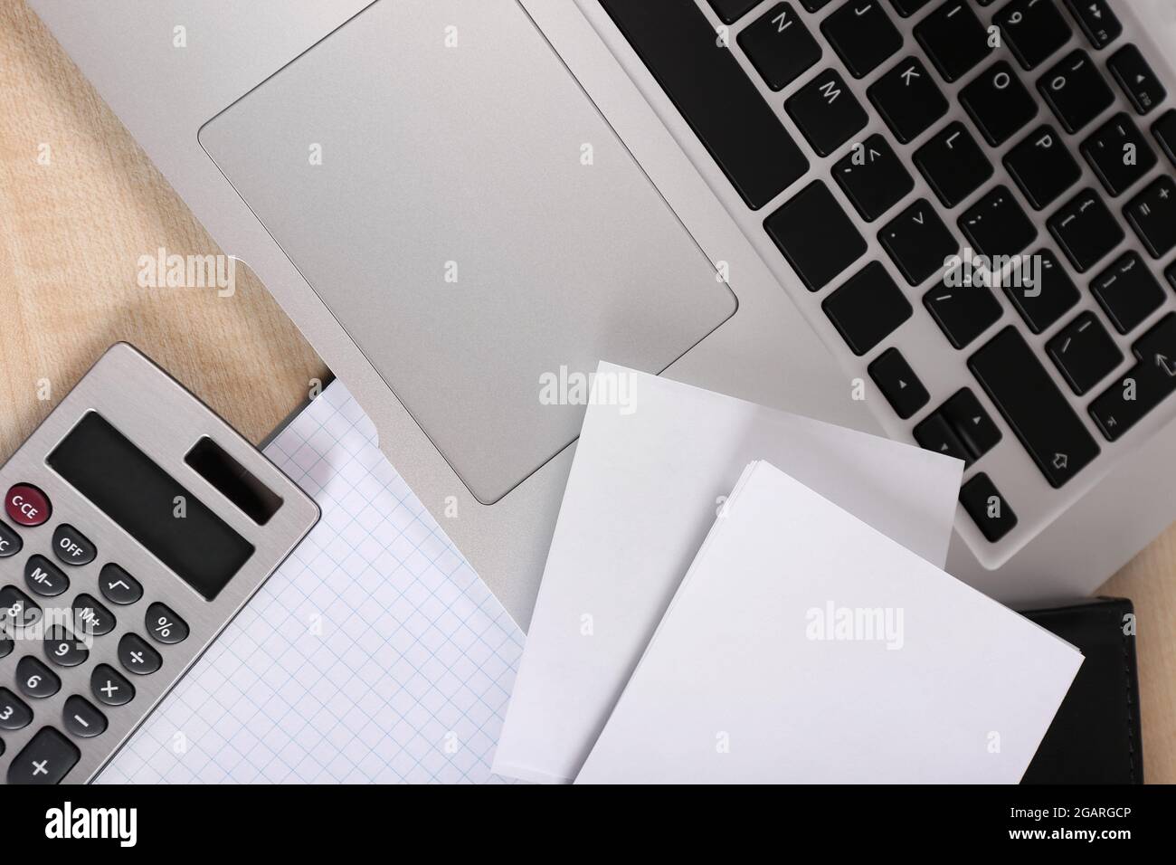 Fournitures de bureau et gros ordinateurs portables Photo Stock - Alamy