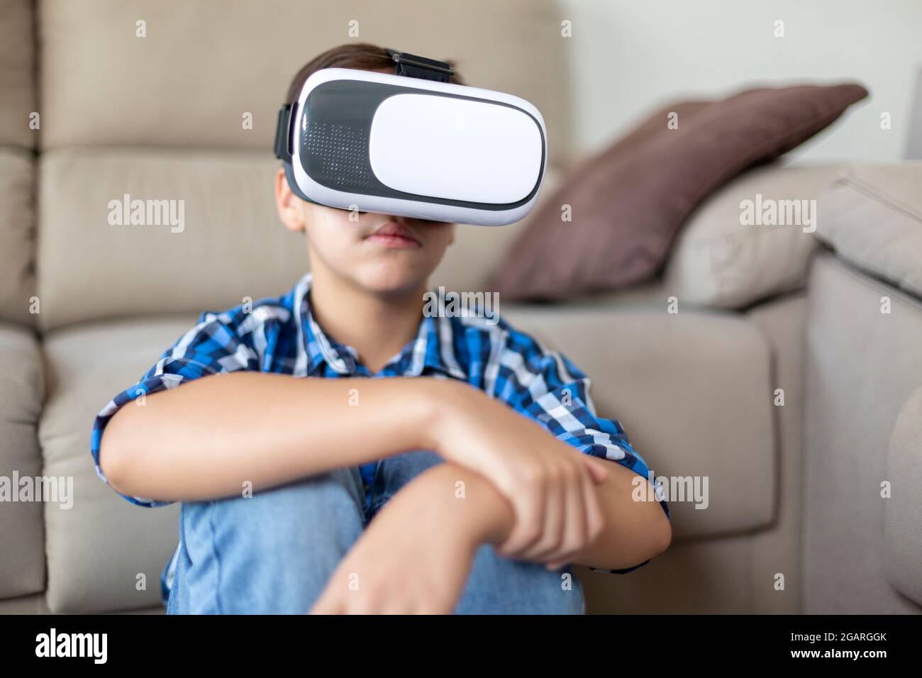 L'adolescent s'est amusé avec des lunettes de réalité virtuelle à la maison. Banque D'Images