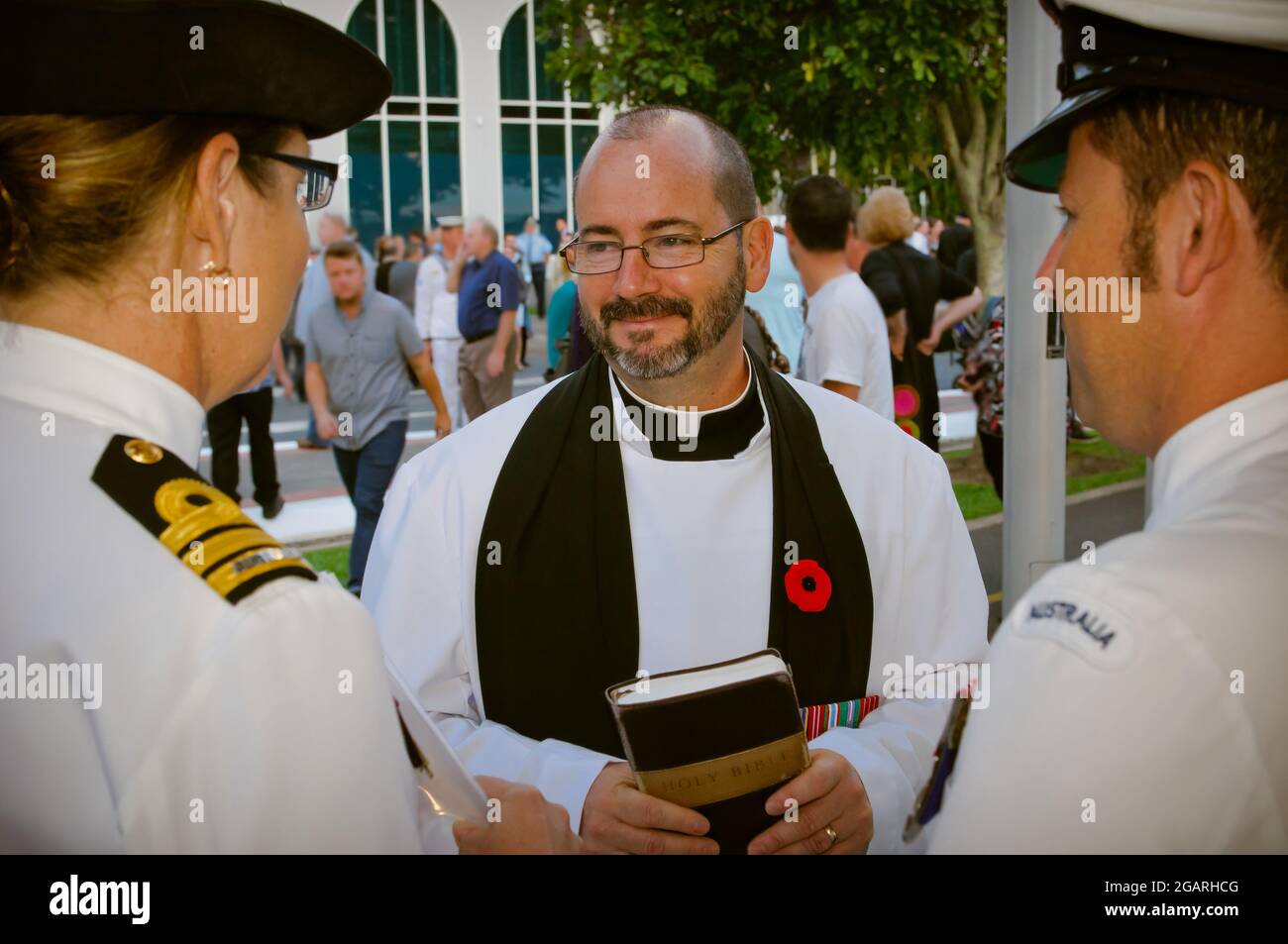 Un défilé de militaires en hommage au 97e défilé de l'ANZAC à l'aube à Cairns, Queensland, en Australie. Banque D'Images