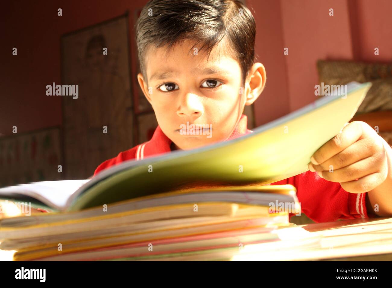 École indienne enfants élèves cahier écriture éducation en classe, bord Banque D'Images