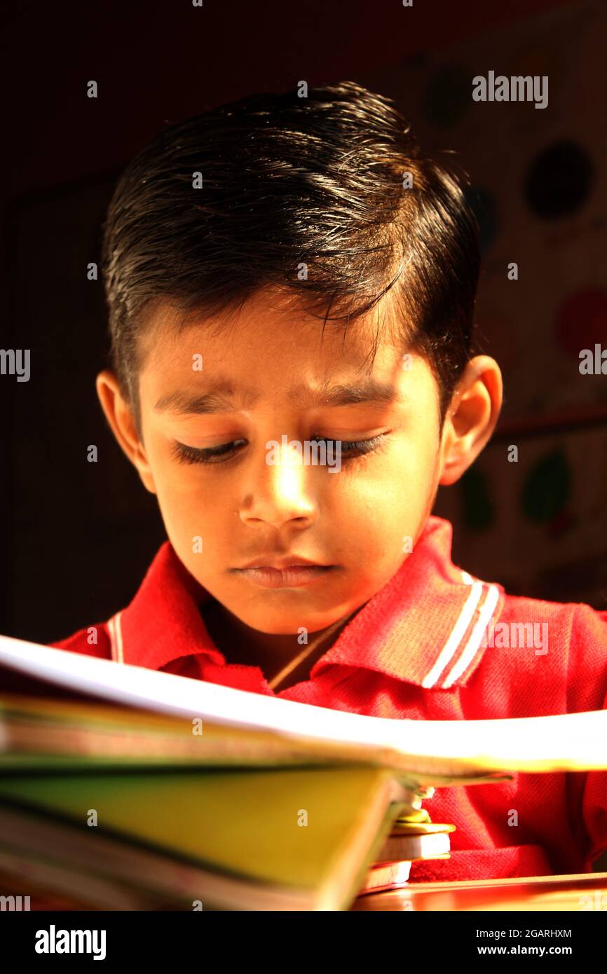 École indienne enfants élèves cahier écriture éducation en classe, bord Banque D'Images