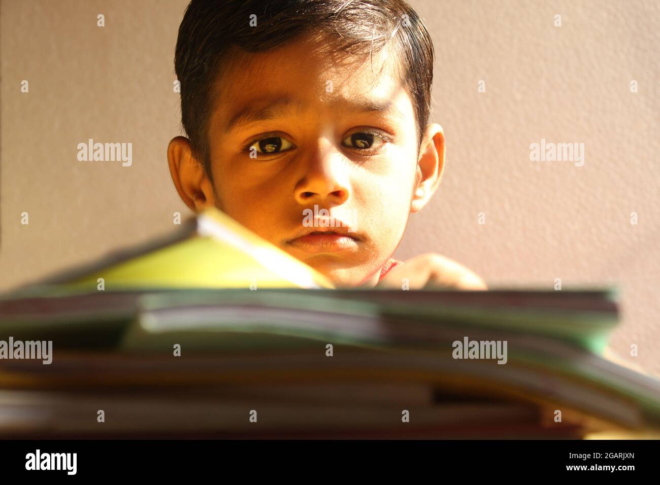 École indienne enfants élèves cahier écriture éducation en classe, bord Banque D'Images