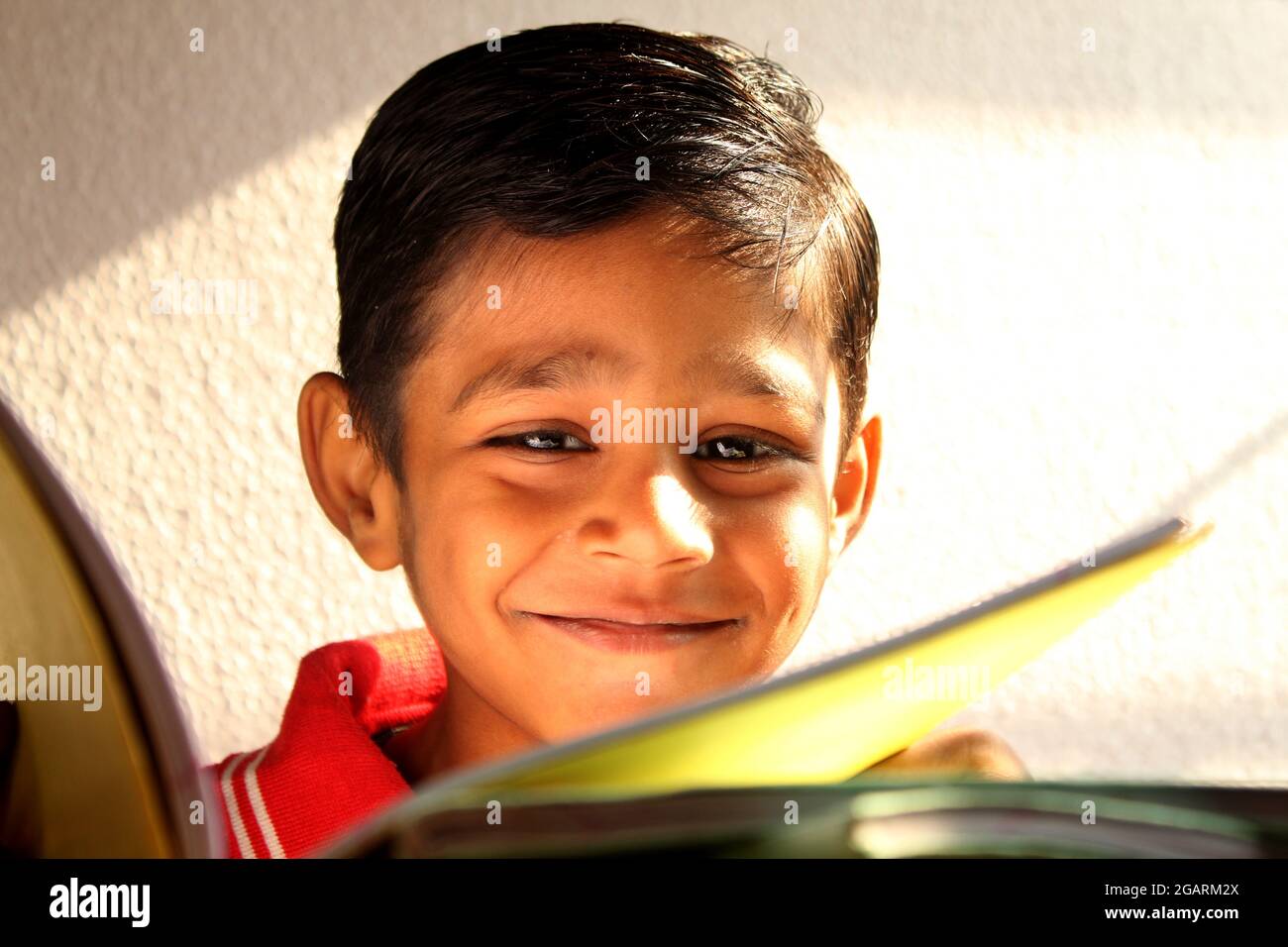 École indienne enfants élèves cahier écriture éducation en classe, bord Banque D'Images