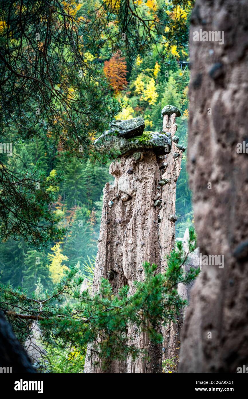 Piliers coniques des pyramides de la Terre monument naturel de roche, Renon/Ritten, Bolzano, Tyrol du Sud, Italie Banque D'Images
