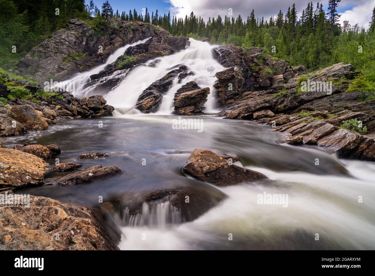 Vue sur la cascade de Fiskonfallet dans le nord de la Suède Banque D'Images