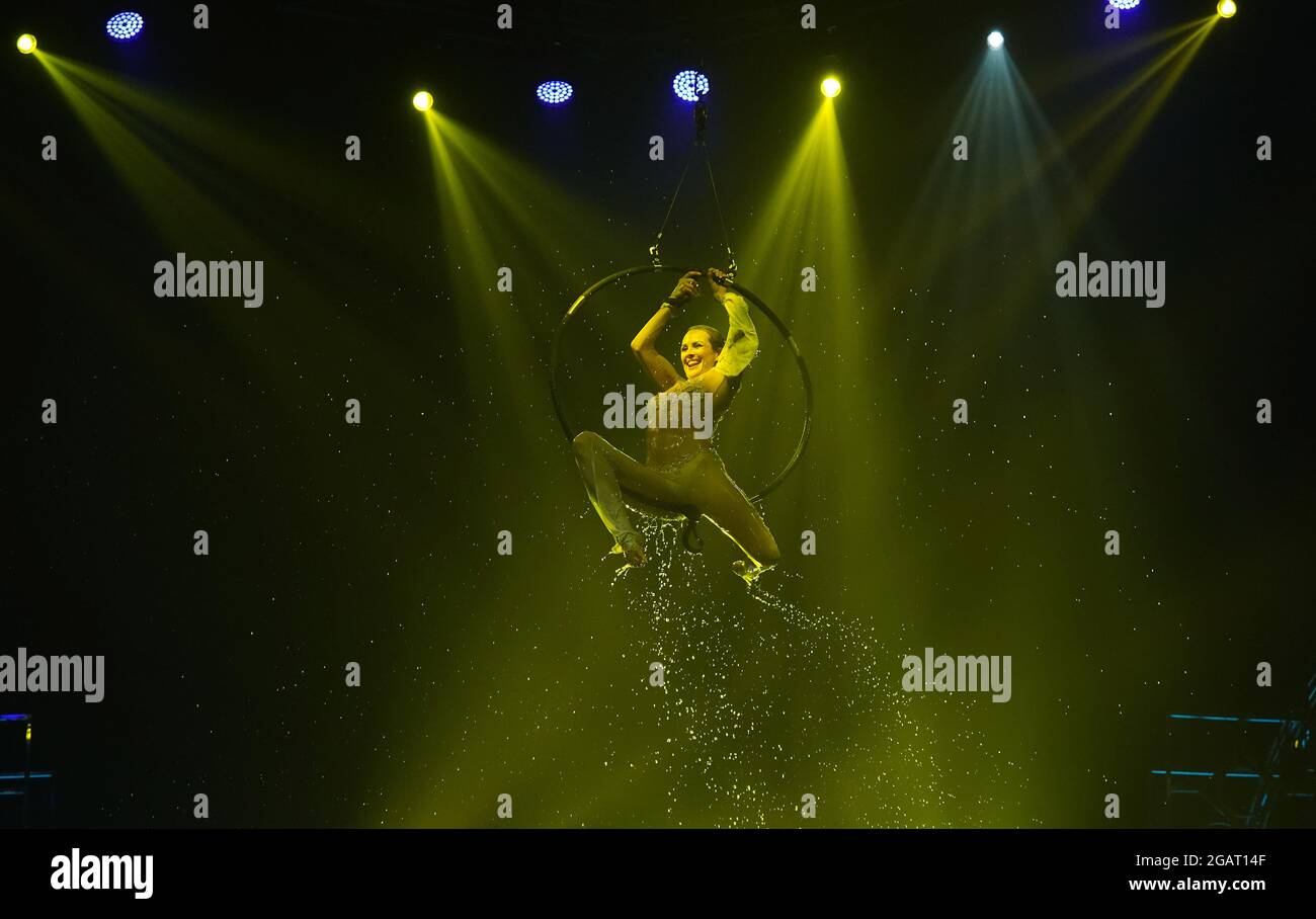 Un acrobat pendant sa performance à Extreme Circus à Halifax. Date de la photo: Samedi 31 juillet 2021. Banque D'Images