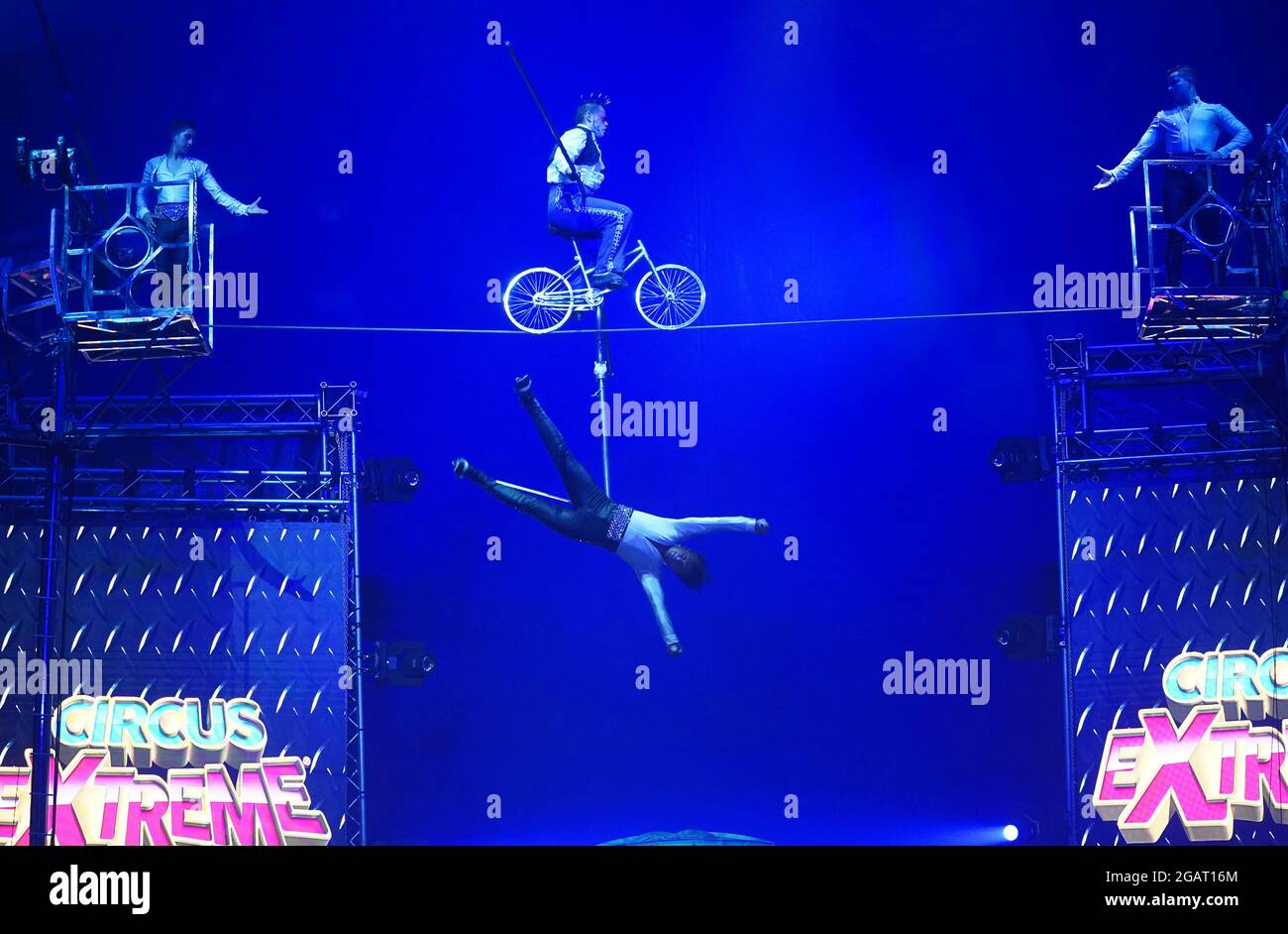 Un haut fil de l'action pendant leur performance à Extreme Circus à Halifax. Date de la photo: Samedi 31 juillet 2021. Banque D'Images