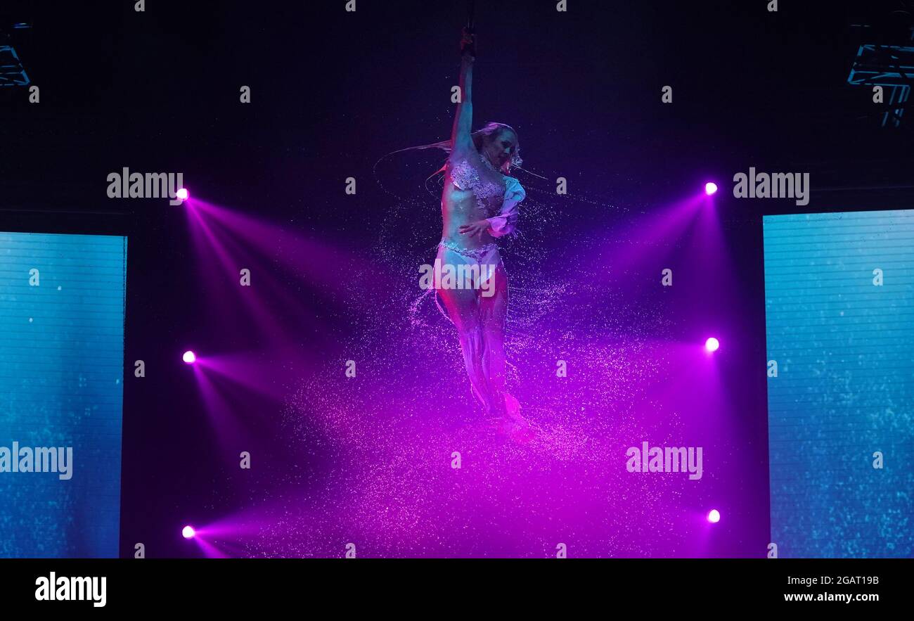 Un acrobat pendant sa performance à Extreme Circus à Halifax. Date de la photo: Samedi 31 juillet 2021. Banque D'Images