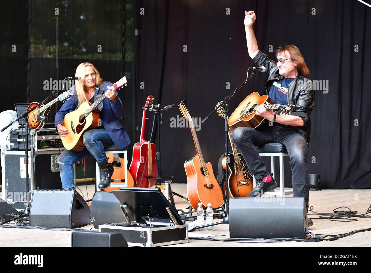 Dieter Birr und Uwe Hassbecker beim Open Air: Maschine intim - Lieder für Generationen mit Uwe Hassbecker im Parktheater im Großen Garten. Dresde, 31 Banque D'Images