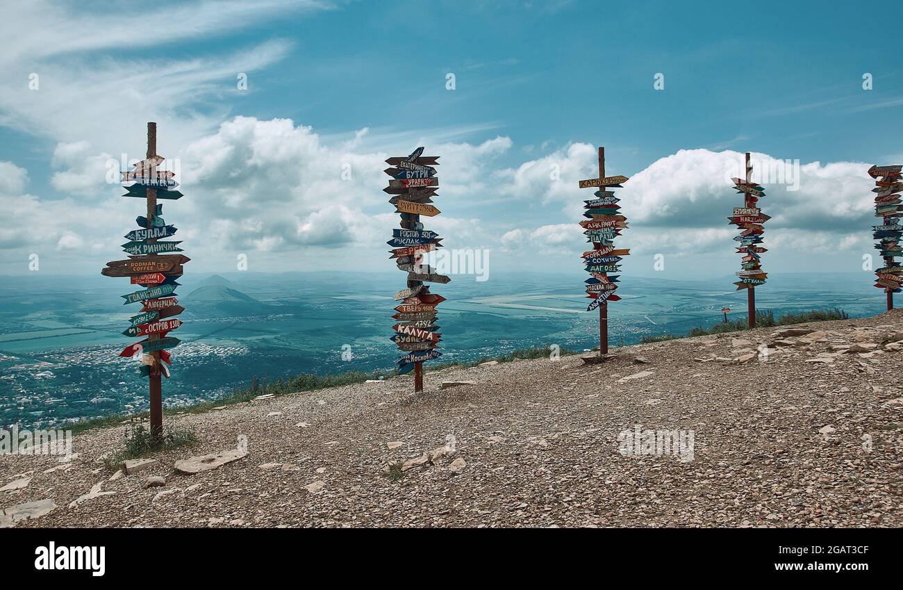 Pointeurs avec des noms de ville sur le sommet de la montagne Mashuk Pyatigorsk, ville à Stavropol Krai, Russie situé sur la rivière Podkumok, les plus anciennes stations thermales Banque D'Images