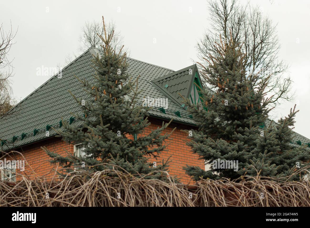 Le toit de la maison. Cottage hors de la ville. Un immeuble privé avec un toit de patin. La vieille maison. Banque D'Images