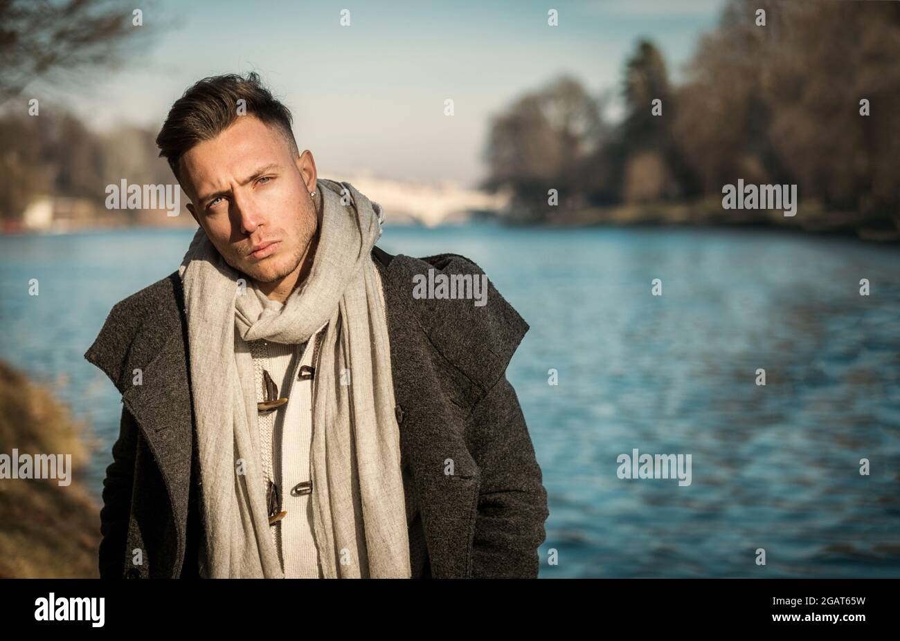 Un beau jeune homme en milieu urbain dans la ville européenne Banque D'Images