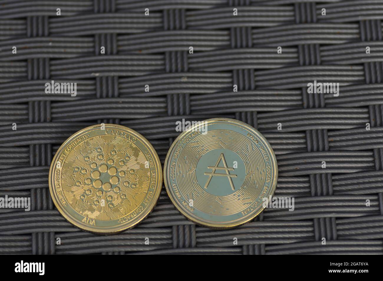 deux pièces ada dorées de la monnaie de cardano avant et arrière Banque D'Images