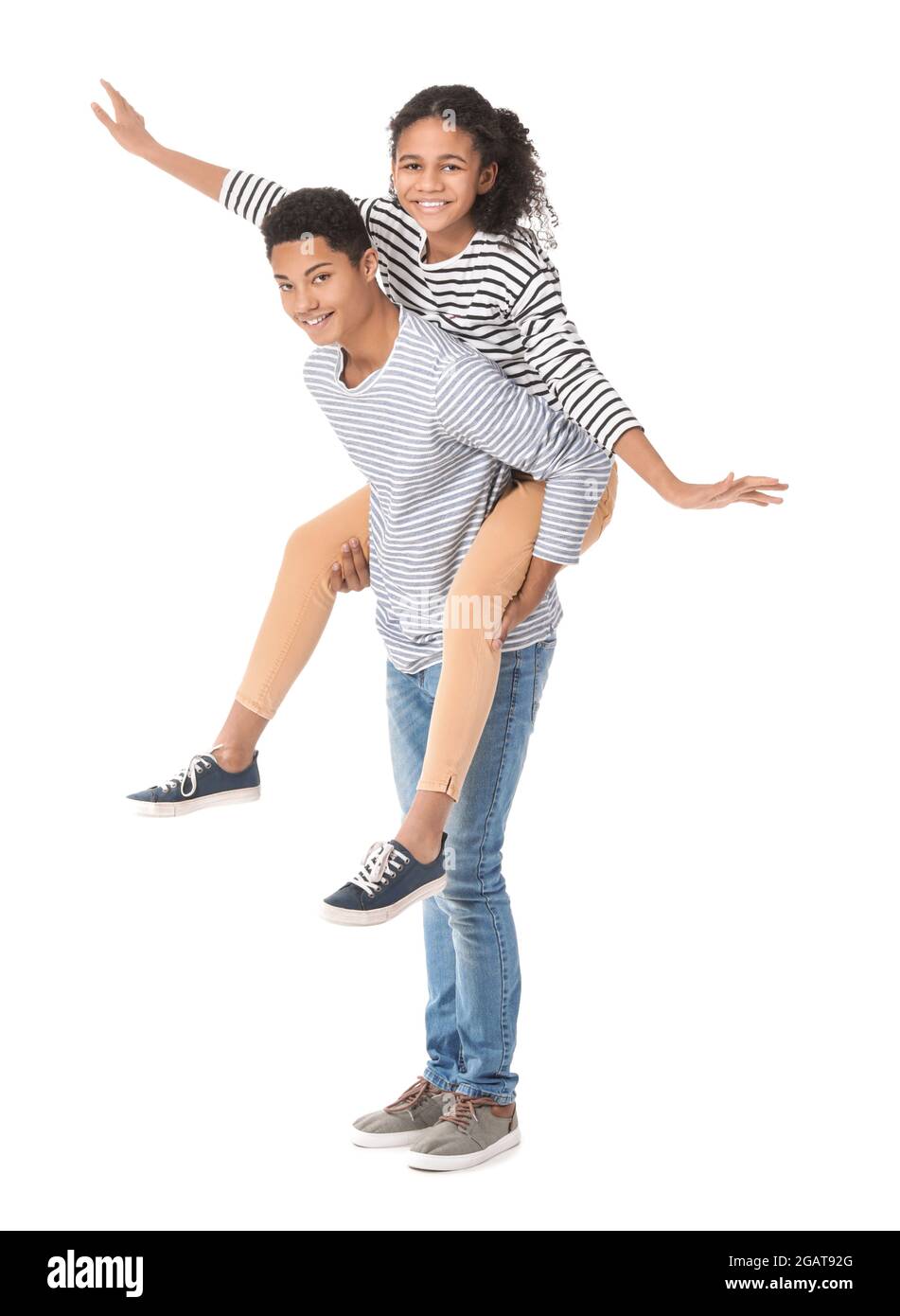 Frère et sœur afro-américains sur fond blanc Banque D'Images