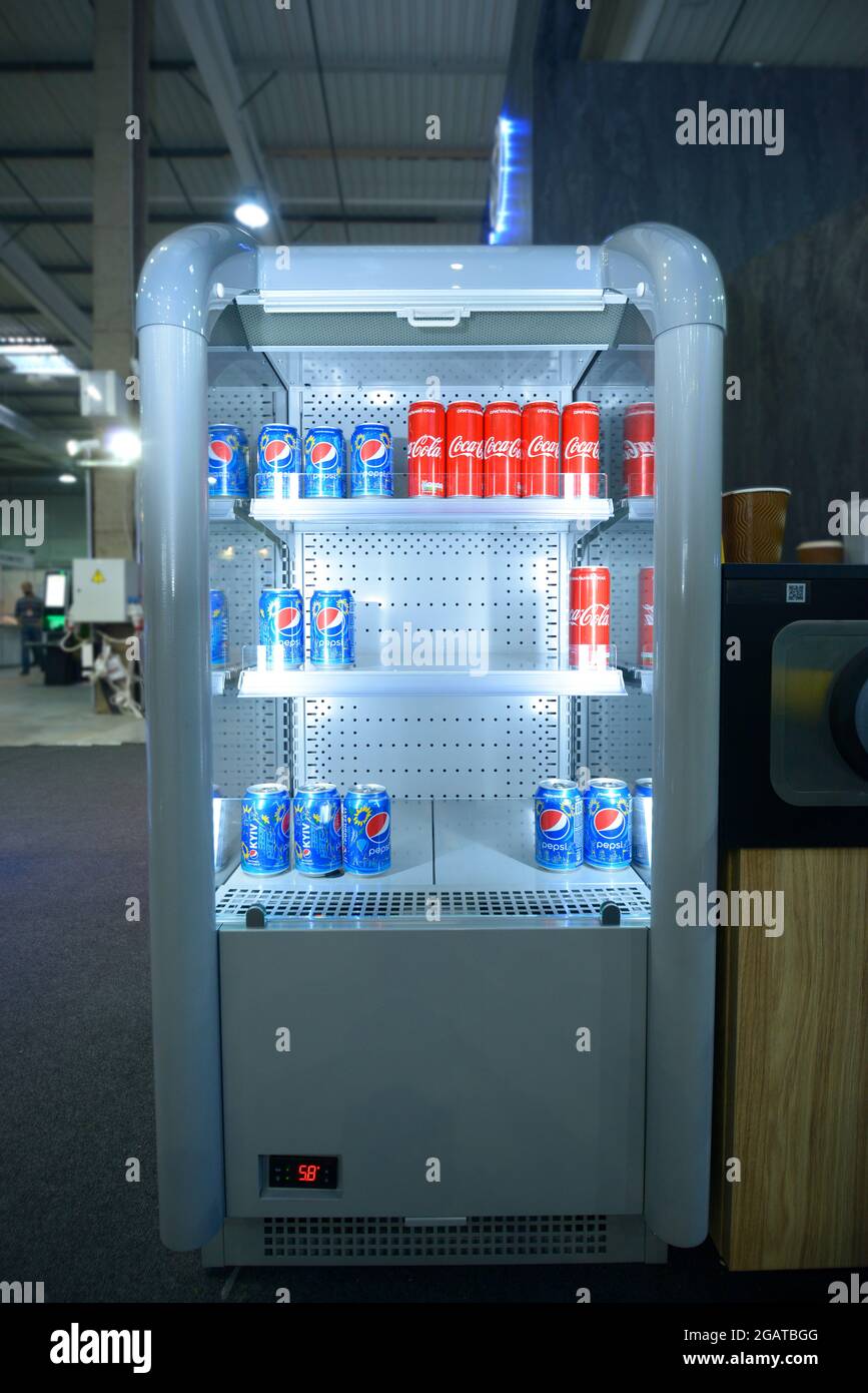Réfrigérateur vertical armoire de banquet présenté, boîtes Pepsi et Coca  Cola à l'intérieur. Salon du commerce et de l'industrie. 7 mars 2021. Kiev,  Ukraine Photo Stock - Alamy