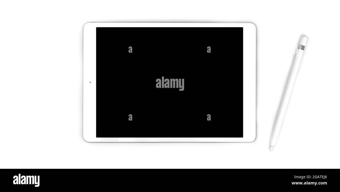 Tablette blanche avec écran noir vierge, isolée sur fond blanc à l'aide  d'un stylet Photo Stock - Alamy