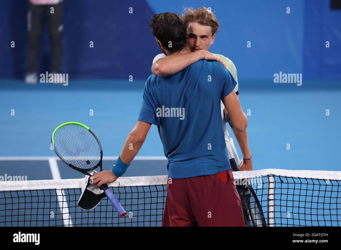 01 août 2021, Japon, Tokio: Tennis: Jeux olympiques, célibataires, hommes, Final, Zverev (Allemagne) - Khachanov (Comité olympique russe) au Parc de tennis Ariake. Alexandre Zverev (r) et Karen Khachanov embrassent après le match. Photo: Jan Woitas/dpa-Zentralbild/dpa Banque D'Images