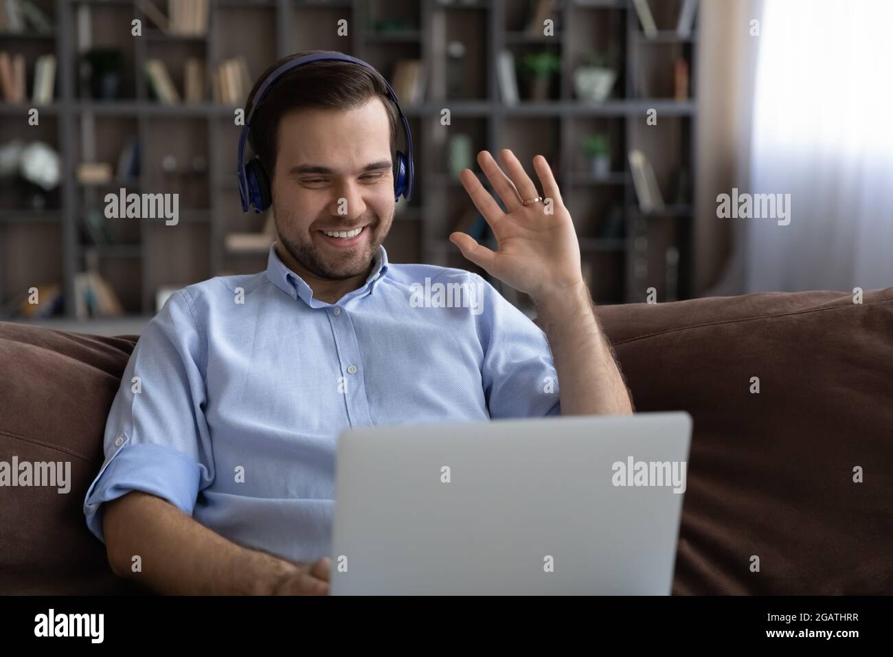 Un jeune mari affectueux dit bonjour à sa femme en utilisant un ordinateur portable vidéocall Banque D'Images
