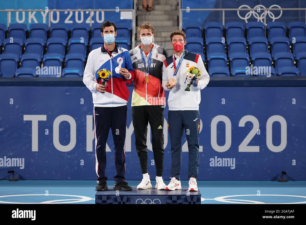 01 août 2021, Japon, Tokio: Tennis: Jeux olympiques, hommes célibataires, finale. Karen Khachanov (Comité olympique russe), Silver, Alexander Zverev (Allemagne), GOLD, et Pablo Carreno-Busta (Espagne), bronze, (l-r) se réunissent lors de la cérémonie de remise des prix. Photo: Jan Woitas/dpa-Zentralbild/dpa Banque D'Images