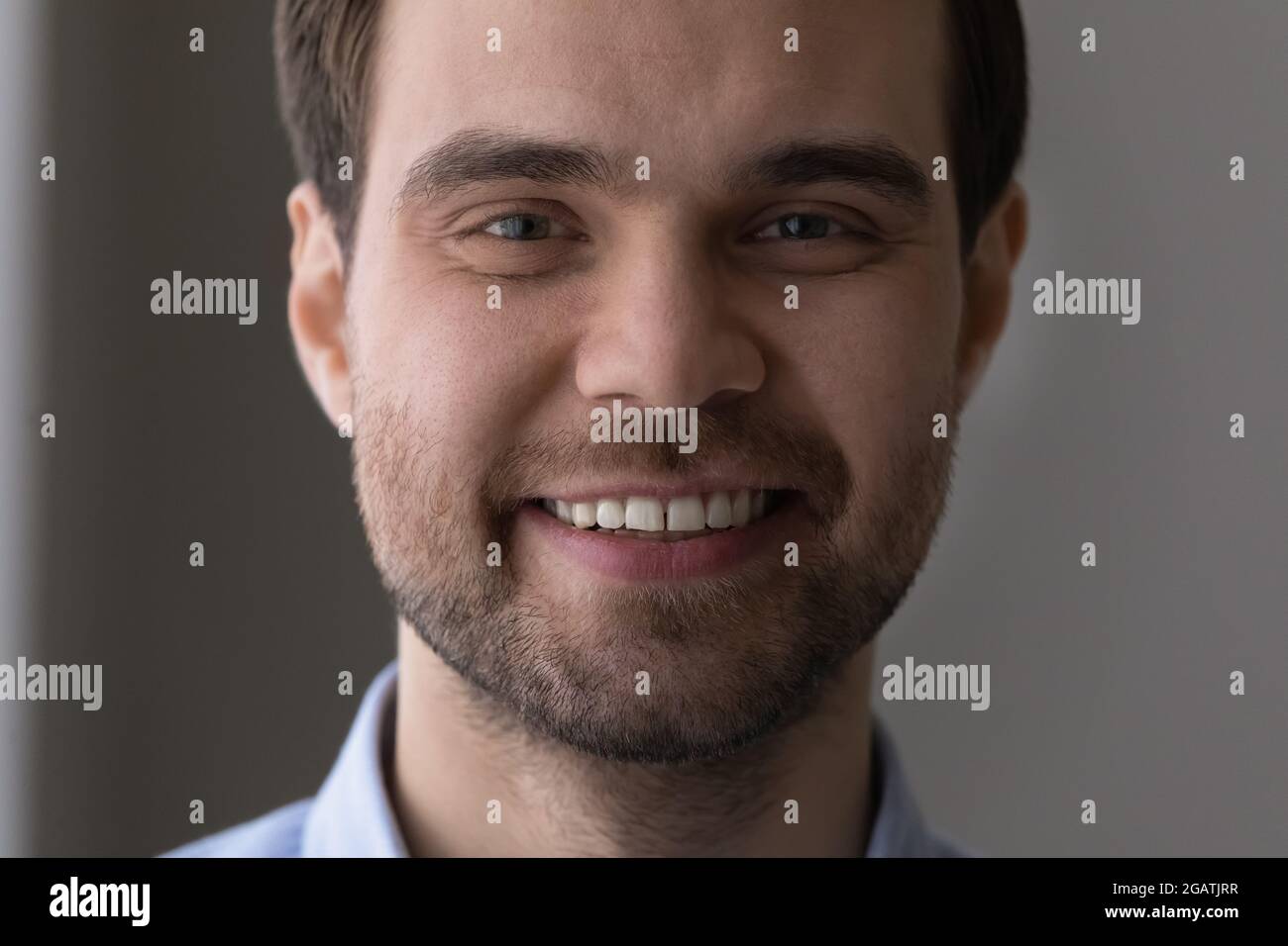 Gros plan petit portrait de beau jeune barbu visage de gars Banque D'Images