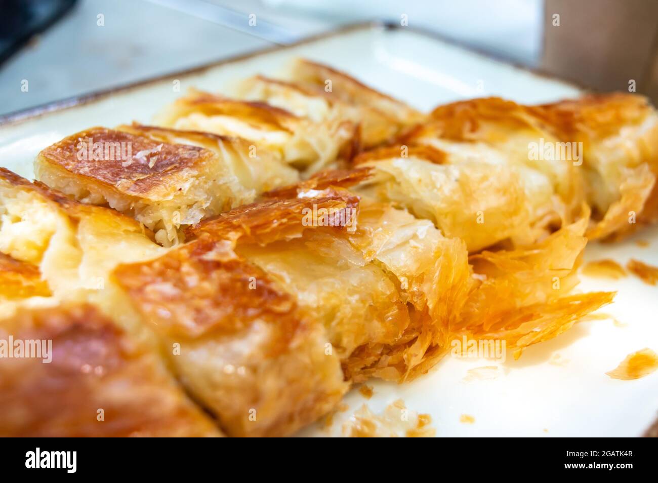 gros plan de kol turc borek (burek) avec de la viande hachée et du fromage.  fromage tranché et patty hachée. cuisine traditionnelle Photo Stock - Alamy