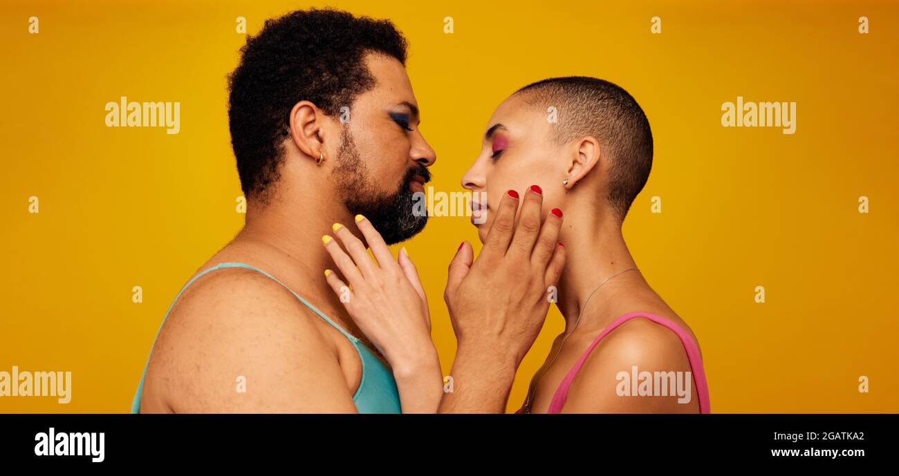 Vue latérale de l'homme et de la femme l'un face à l'autre. Des amis qui rompant les stéréotypes sexuels Banque D'Images