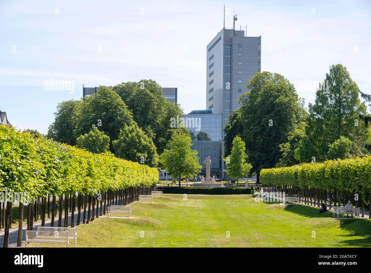 Deutschland, Nordrhein-Westfalen, Hamm, Blick über den Otto-Krafft-Platz zum Oberlandesgericht Banque D'Images